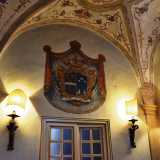 Risaltano, su una delle porte, gli accesi colori dello stemma della famiglia...